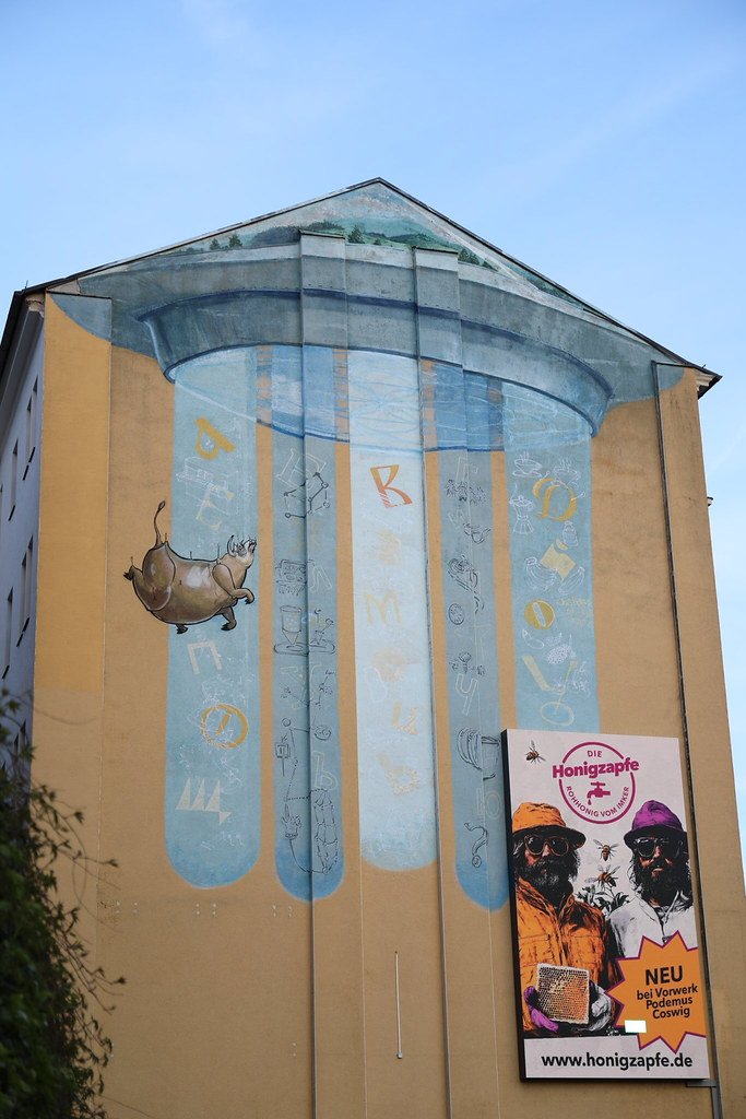streetart: Flying Saucer